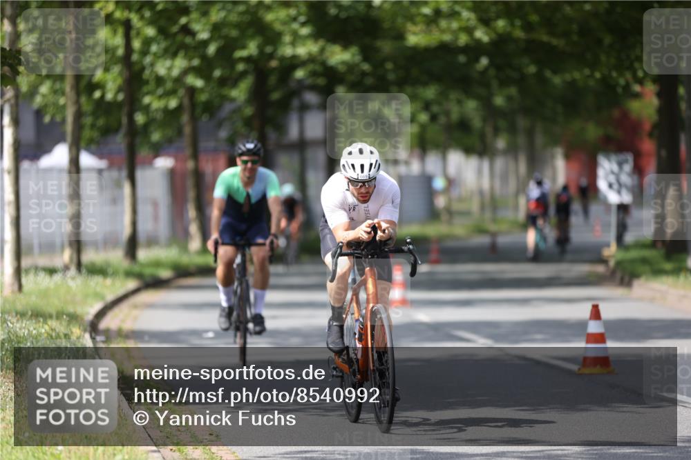 10.08.2025 - GEWOBA Citytriathlon Bremen Yannick Fuchs http://msf.ph/oto/8540992 10.08.2025 12:44:21 Radfahren 586, 661, 669, 693, 703, 713, 731, 746, 911, 965 meine-sportfotos.de