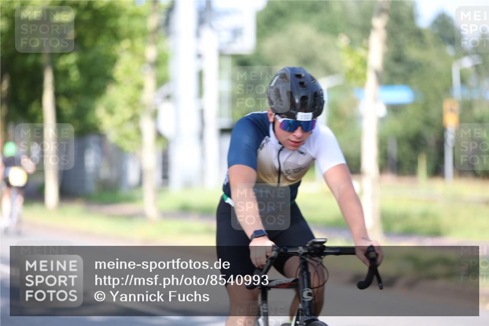 10.08.2025 - GEWOBA Citytriathlon Bremen Yannick Fuchs http://msf.ph/oto/8540993 10.08.2025 10:33:42 Radfahren 81, 127, 151, 245, 350, 394, 400, 428, 491, 504 meine-sportfotos.de