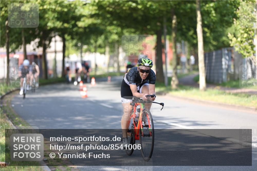 10.08.2025 - GEWOBA Citytriathlon Bremen Yannick Fuchs http://msf.ph/oto/8541006 10.08.2025 10:33:45 Radfahren 81, 127, 151, 161, 245, 350, 394, 400, 428, 451, 491, 504 meine-sportfotos.de