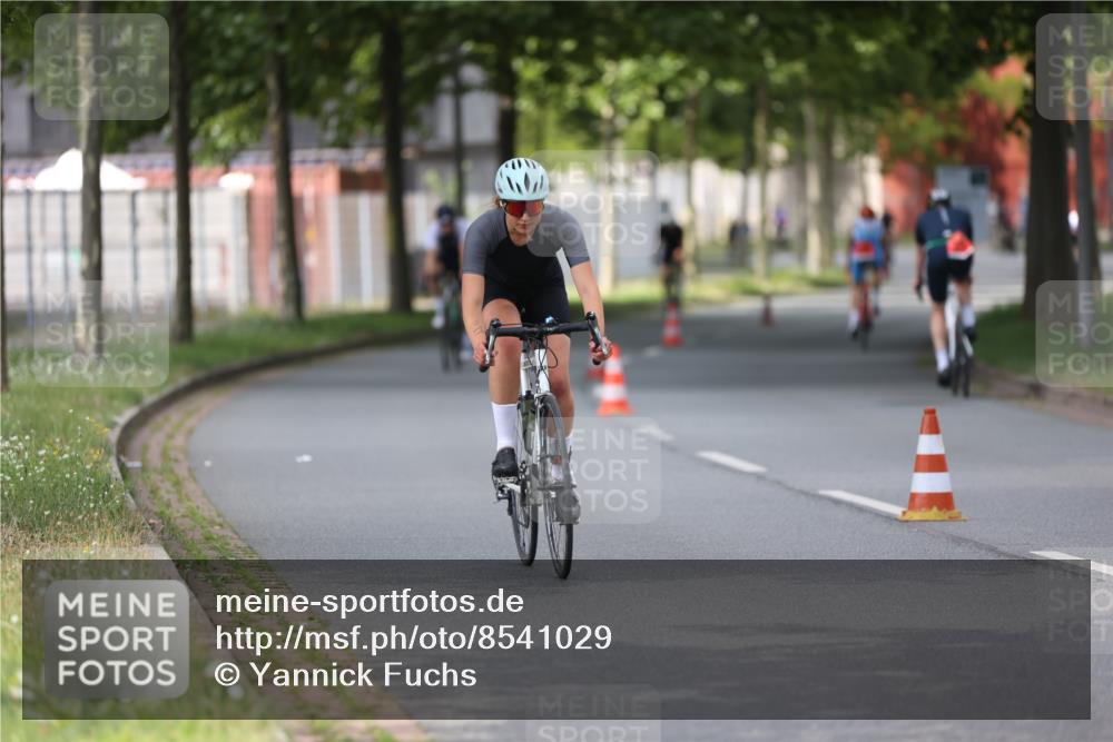 10.08.2025 - GEWOBA Citytriathlon Bremen Yannick Fuchs http://msf.ph/oto/8541029 10.08.2025 12:44:27 Radfahren 586, 669, 693, 703, 713, 746, 800, 911, 965 meine-sportfotos.de