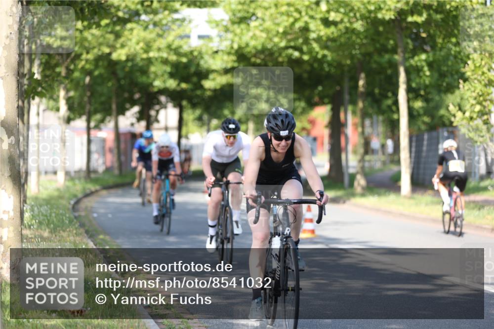 10.08.2025 - GEWOBA Citytriathlon Bremen Yannick Fuchs http://msf.ph/oto/8541032 10.08.2025 10:33:49 Radfahren 81, 97, 151, 161, 245, 350, 394, 400, 409, 427, 428, 451, 491, 504, 512 meine-sportfotos.de