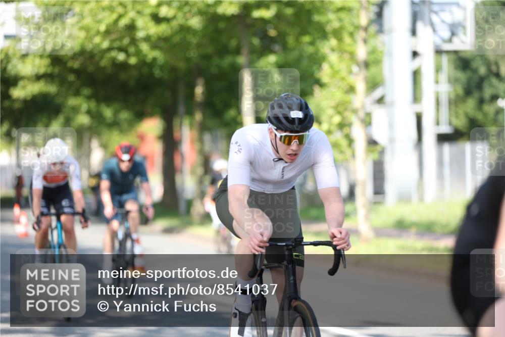 10.08.2025 - GEWOBA Citytriathlon Bremen Yannick Fuchs http://msf.ph/oto/8541037 10.08.2025 10:33:50 Radfahren 81, 97, 151, 161, 245, 350, 394, 400, 409, 427, 428, 451, 491, 504, 512 meine-sportfotos.de