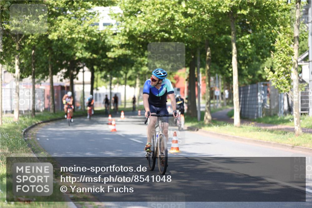 10.08.2025 - GEWOBA Citytriathlon Bremen Yannick Fuchs http://msf.ph/oto/8541048 10.08.2025 10:33:51 Radfahren 81, 97, 151, 161, 245, 350, 394, 400, 409, 419, 427, 428, 451, 491, 504, 512 meine-sportfotos.de