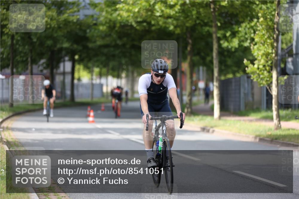 10.08.2025 - GEWOBA Citytriathlon Bremen Yannick Fuchs http://msf.ph/oto/8541051 10.08.2025 12:44:32 Radfahren 586, 607, 669, 713, 746, 800, 819, 911, 958, 965, 1030 meine-sportfotos.de
