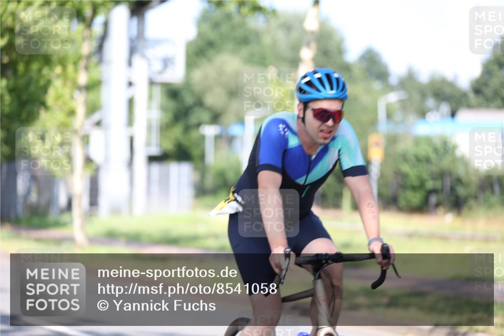 10.08.2025 - GEWOBA Citytriathlon Bremen Yannick Fuchs http://msf.ph/oto/8541058 10.08.2025 10:33:53 Radfahren 81, 97, 151, 161, 245, 350, 394, 400, 409, 419, 427, 451, 491, 504, 512 meine-sportfotos.de