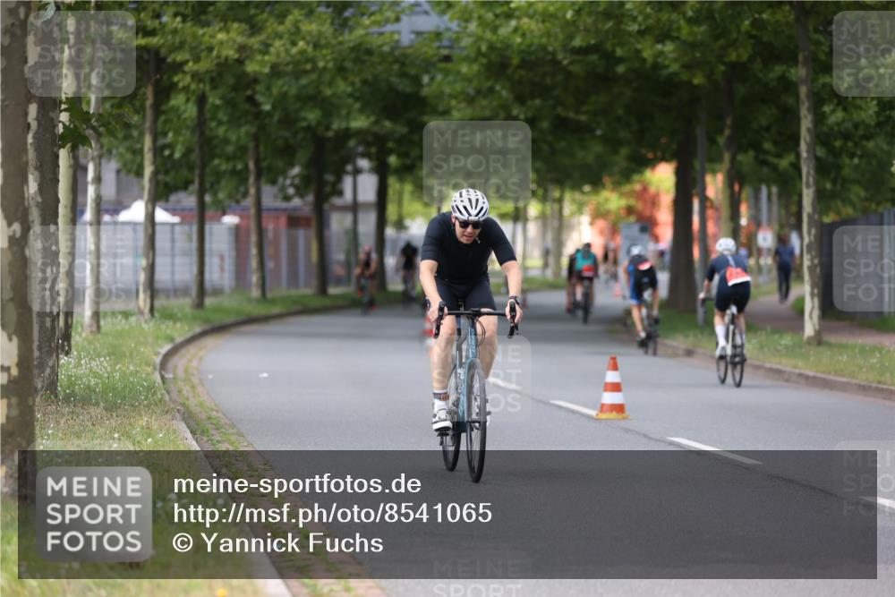 10.08.2025 - GEWOBA Citytriathlon Bremen Yannick Fuchs http://msf.ph/oto/8541065 10.08.2025 12:44:34 Radfahren 586, 607, 669, 713, 746, 800, 819, 911, 958, 965, 1030 meine-sportfotos.de