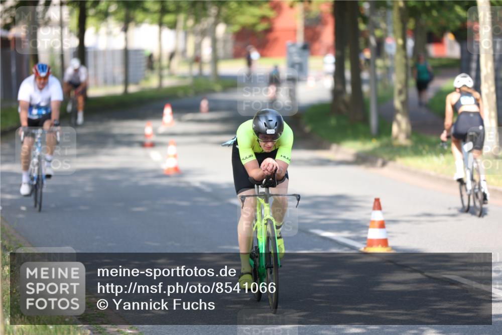 10.08.2025 - GEWOBA Citytriathlon Bremen Yannick Fuchs http://msf.ph/oto/8541066 10.08.2025 10:34:46 Radfahren 21, 129, 147, 213, 358, 413, 442, 500 meine-sportfotos.de