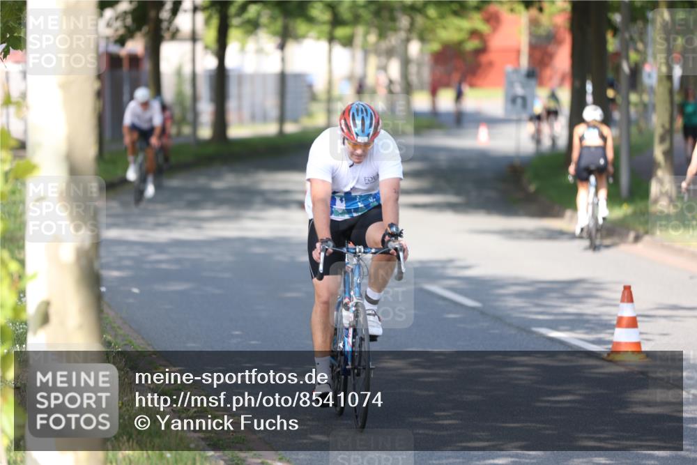 10.08.2025 - GEWOBA Citytriathlon Bremen Yannick Fuchs http://msf.ph/oto/8541074 10.08.2025 10:34:48 Radfahren 21, 129, 147, 213, 358, 379, 413, 442, 500 meine-sportfotos.de