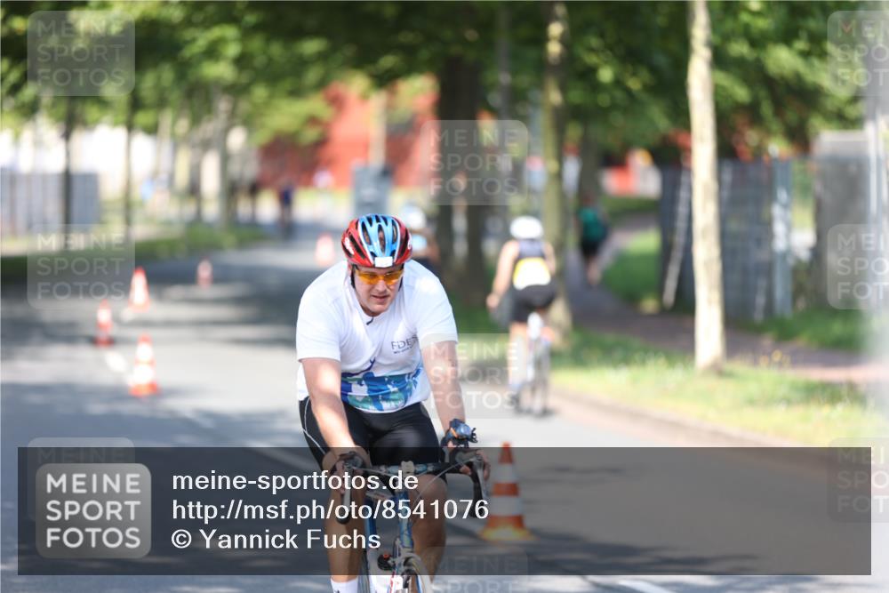 10.08.2025 - GEWOBA Citytriathlon Bremen Yannick Fuchs http://msf.ph/oto/8541076 10.08.2025 10:34:48 Radfahren 21, 129, 147, 213, 358, 379, 413, 442, 500 meine-sportfotos.de