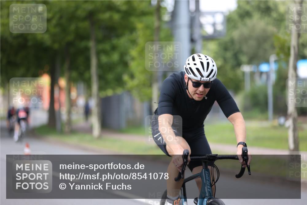 10.08.2025 - GEWOBA Citytriathlon Bremen Yannick Fuchs http://msf.ph/oto/8541078 10.08.2025 12:44:36 Radfahren 586, 607, 669, 800, 809, 819, 911, 958, 965, 1030 meine-sportfotos.de