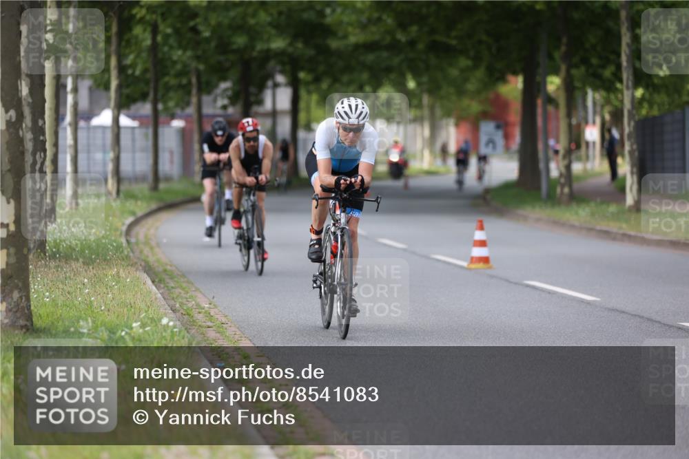 10.08.2025 - GEWOBA Citytriathlon Bremen Yannick Fuchs http://msf.ph/oto/8541083 10.08.2025 12:44:40 Radfahren 586, 607, 638, 800, 809, 819, 958, 1030 meine-sportfotos.de