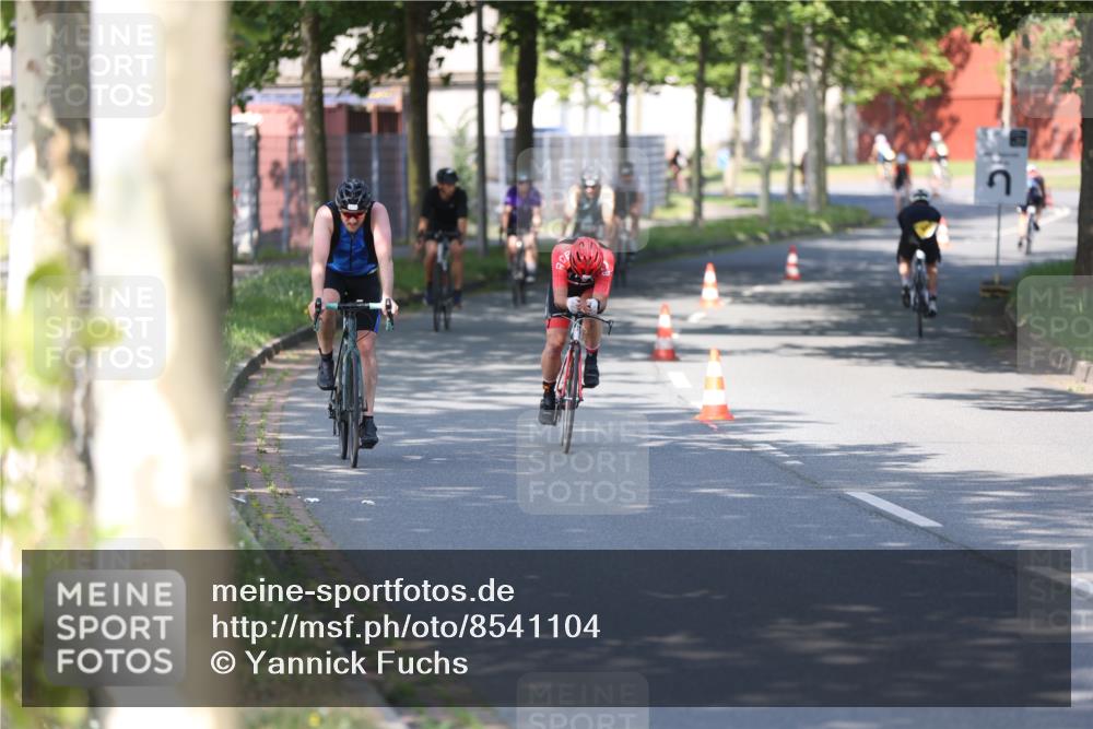 10.08.2025 - GEWOBA Citytriathlon Bremen Yannick Fuchs http://msf.ph/oto/8541104 10.08.2025 10:34:59 Radfahren 21, 129, 147, 181, 241, 379, 393, 404, 413, 445, 461 meine-sportfotos.de