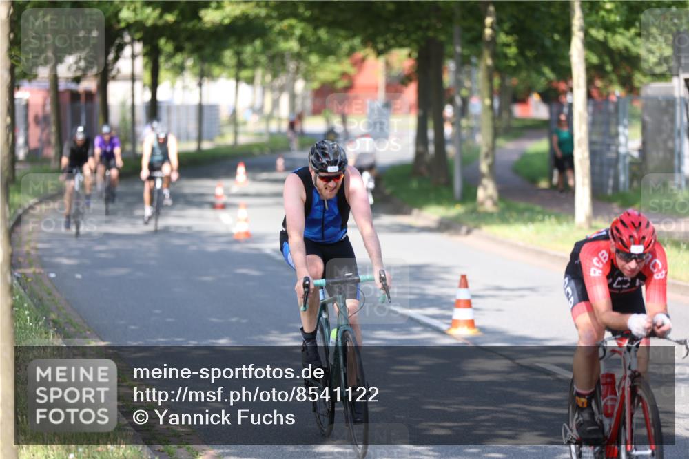 10.08.2025 - GEWOBA Citytriathlon Bremen Yannick Fuchs http://msf.ph/oto/8541122 10.08.2025 10:35:01 Radfahren 21, 129, 147, 181, 241, 379, 393, 404, 413, 445, 461 meine-sportfotos.de