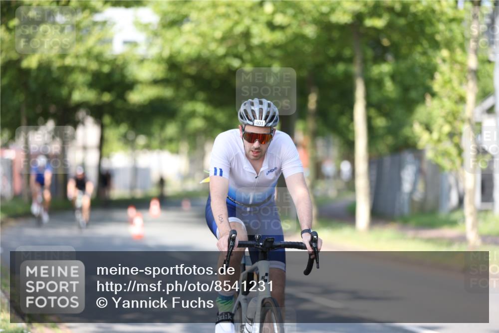 10.08.2025 - GEWOBA Citytriathlon Bremen Yannick Fuchs http://msf.ph/oto/8541231 10.08.2025 10:36:25 Radfahren 99, 117, 159, 231, 378, 397, 401, 447, 450 meine-sportfotos.de