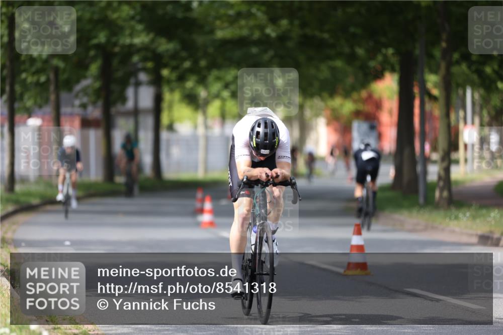 10.08.2025 - GEWOBA Citytriathlon Bremen Yannick Fuchs http://msf.ph/oto/8541318 10.08.2025 12:45:23 Radfahren 633, 676, 712, 724, 828, 851, 939, 946, 1022 meine-sportfotos.de