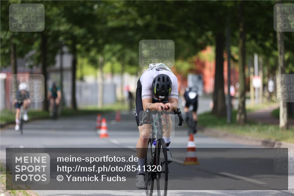 10.08.2025 - GEWOBA Citytriathlon Bremen Yannick Fuchs http://msf.ph/oto/8541320 10.08.2025 12:45:23 Radfahren 633, 676, 712, 724, 828, 851, 939, 946, 1022 meine-sportfotos.de