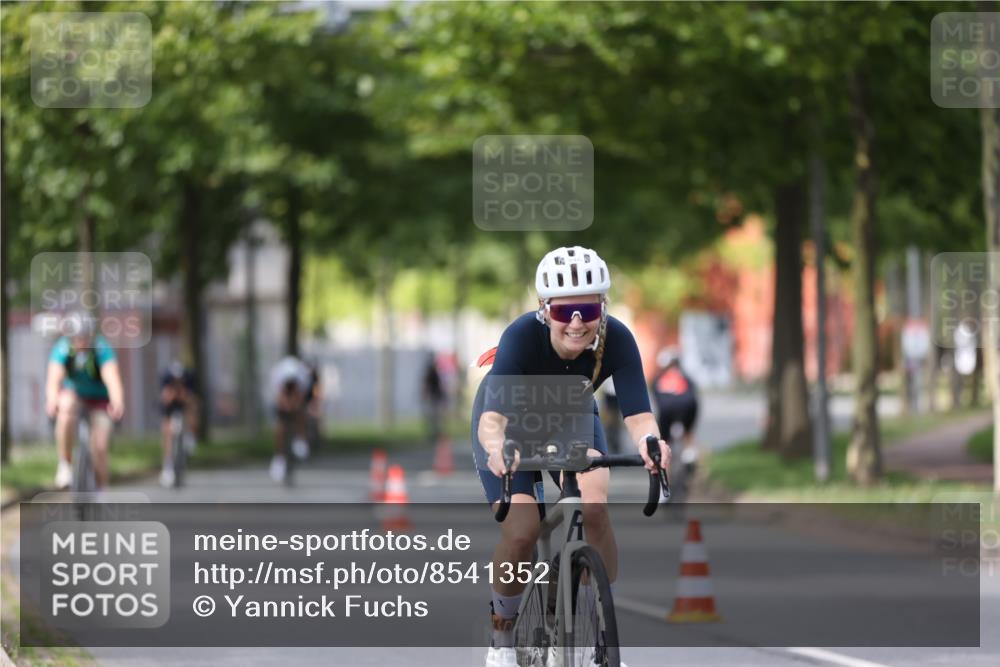 10.08.2025 - GEWOBA Citytriathlon Bremen Yannick Fuchs http://msf.ph/oto/8541352 10.08.2025 12:45:26 Radfahren 633, 676, 712, 724, 828, 851, 930, 939, 946, 1022 meine-sportfotos.de