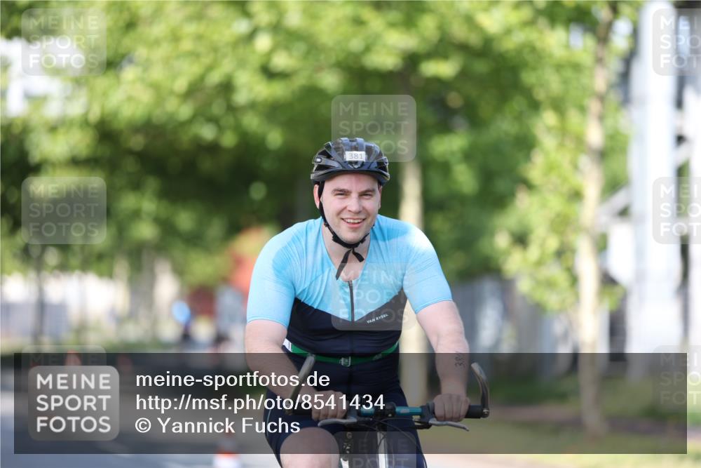 10.08.2025 - GEWOBA Citytriathlon Bremen Yannick Fuchs http://msf.ph/oto/8541434 10.08.2025 10:37:09 Radfahren 85, 381, 464 meine-sportfotos.de