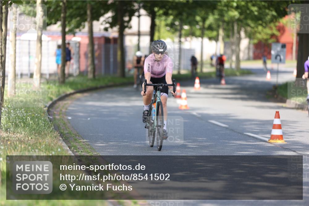 10.08.2025 - GEWOBA Citytriathlon Bremen Yannick Fuchs http://msf.ph/oto/8541502 10.08.2025 10:37:29 Radfahren 33, 49, 75, 121, 123, 145, 219, 455, 485 meine-sportfotos.de