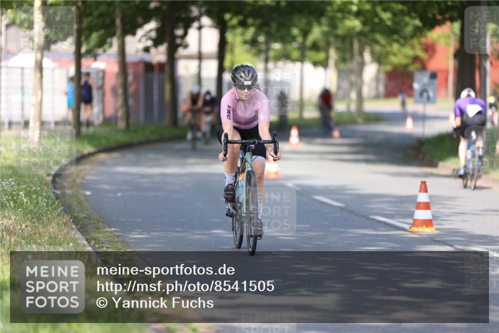 10.08.2025 - GEWOBA Citytriathlon Bremen Yannick Fuchs http://msf.ph/oto/8541505 10.08.2025 10:37:29 Radfahren 33, 49, 75, 121, 123, 145, 219, 455, 485 meine-sportfotos.de
