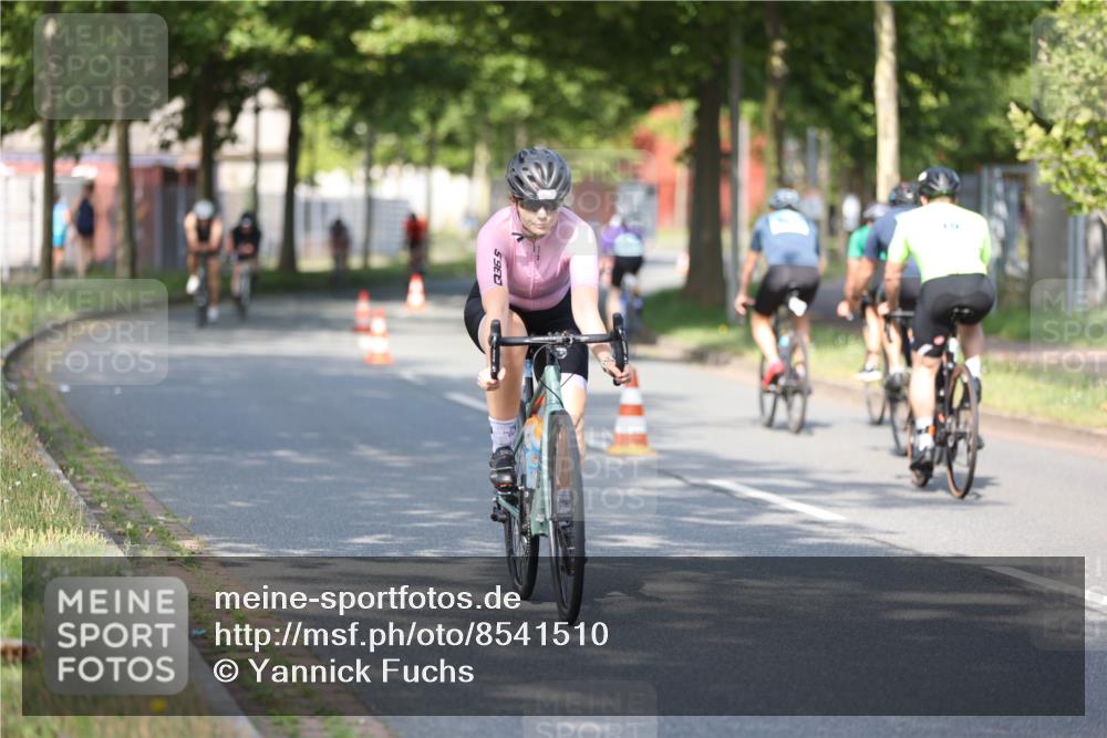 10.08.2025 - GEWOBA Citytriathlon Bremen Yannick Fuchs http://msf.ph/oto/8541510 10.08.2025 10:37:30 Radfahren 33, 49, 75, 121, 123, 145, 219, 455, 485 meine-sportfotos.de