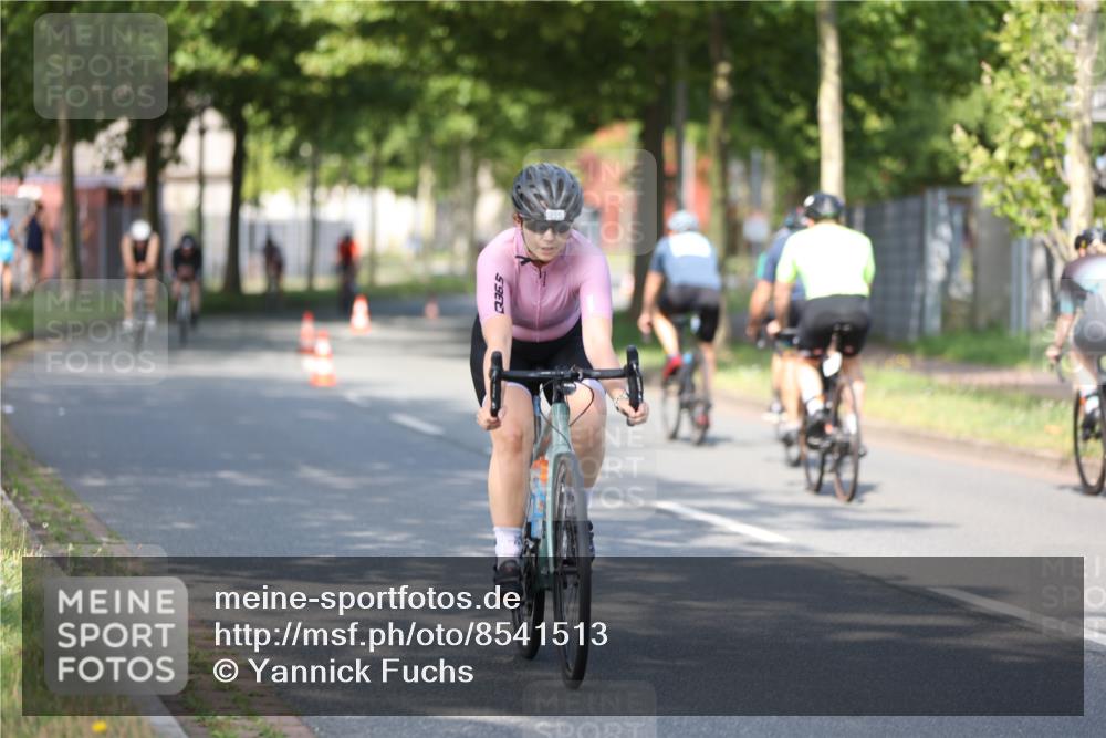 10.08.2025 - GEWOBA Citytriathlon Bremen Yannick Fuchs http://msf.ph/oto/8541513 10.08.2025 10:37:30 Radfahren 33, 49, 75, 121, 123, 145, 219, 455, 485 meine-sportfotos.de