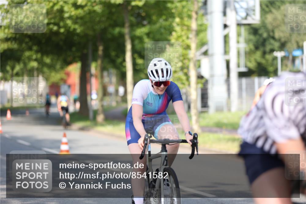 10.08.2025 - GEWOBA Citytriathlon Bremen Yannick Fuchs http://msf.ph/oto/8541582 10.08.2025 10:37:39 Radfahren 33, 49, 75, 123, 219, 375, 455, 474, 485, 501 meine-sportfotos.de