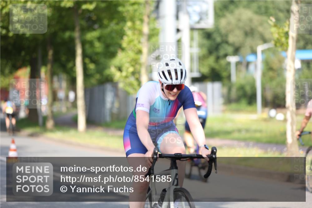 10.08.2025 - GEWOBA Citytriathlon Bremen Yannick Fuchs http://msf.ph/oto/8541585 10.08.2025 10:37:39 Radfahren 33, 49, 75, 123, 219, 375, 455, 474, 485, 501 meine-sportfotos.de