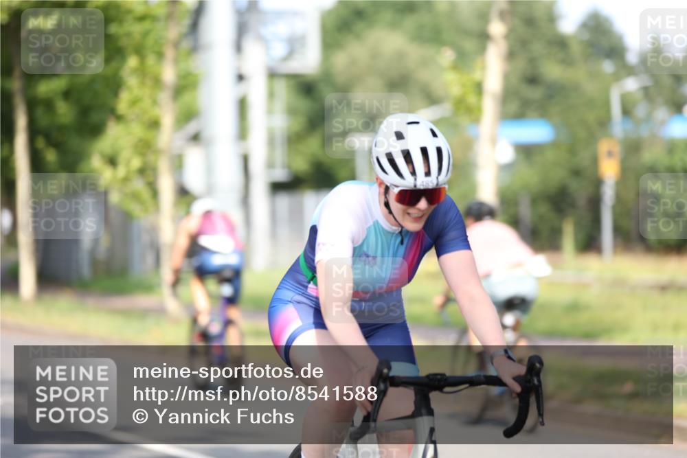 10.08.2025 - GEWOBA Citytriathlon Bremen Yannick Fuchs http://msf.ph/oto/8541588 10.08.2025 10:37:39 Radfahren 33, 49, 75, 123, 219, 375, 455, 474, 485, 501 meine-sportfotos.de