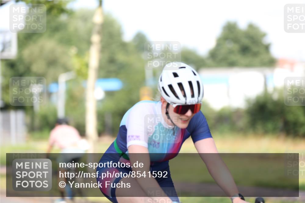 10.08.2025 - GEWOBA Citytriathlon Bremen Yannick Fuchs http://msf.ph/oto/8541592 10.08.2025 10:37:39 Radfahren 33, 49, 75, 123, 219, 375, 455, 474, 485, 501 meine-sportfotos.de