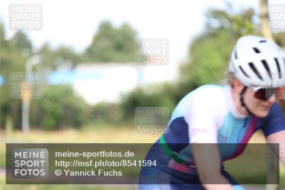 10.08.2025 - GEWOBA Citytriathlon Bremen Yannick Fuchs http://msf.ph/oto/8541594 10.08.2025 10:37:39 Radfahren 33, 49, 75, 123, 219, 375, 455, 474, 485, 501 meine-sportfotos.de