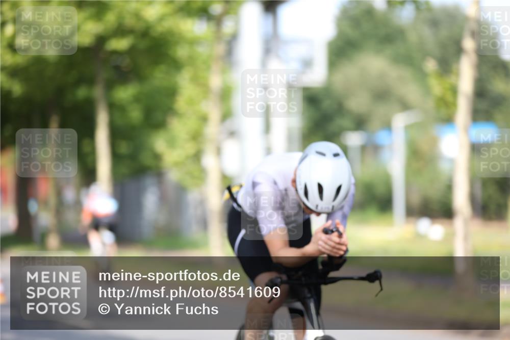 10.08.2025 - GEWOBA Citytriathlon Bremen Yannick Fuchs http://msf.ph/oto/8541609 10.08.2025 10:37:44 Radfahren 33, 49, 69, 75, 123, 219, 375, 402, 458, 474, 485, 501 meine-sportfotos.de