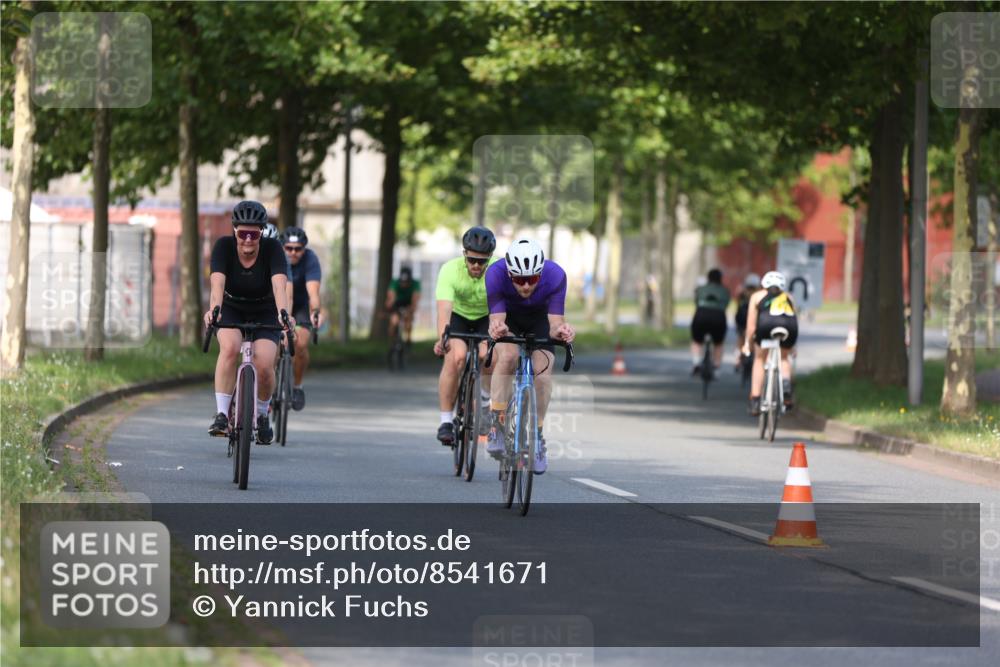 10.08.2025 - GEWOBA Citytriathlon Bremen Yannick Fuchs http://msf.ph/oto/8541671 10.08.2025 10:38:16 Radfahren 5, 19, 93, 101, 207, 247, 391, 463, 482 meine-sportfotos.de