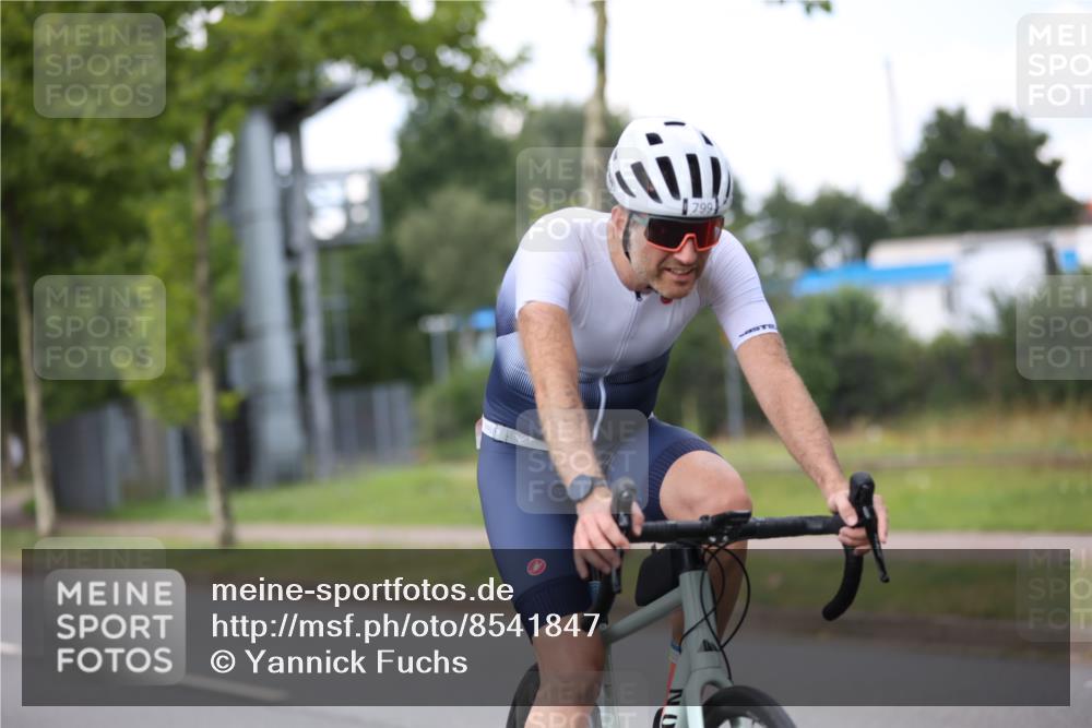 10.08.2025 - GEWOBA Citytriathlon Bremen Yannick Fuchs http://msf.ph/oto/8541847 10.08.2025 12:46:51 Radfahren 576, 583, 605, 760, 799, 823, 918, 968, 1007, 1020 meine-sportfotos.de