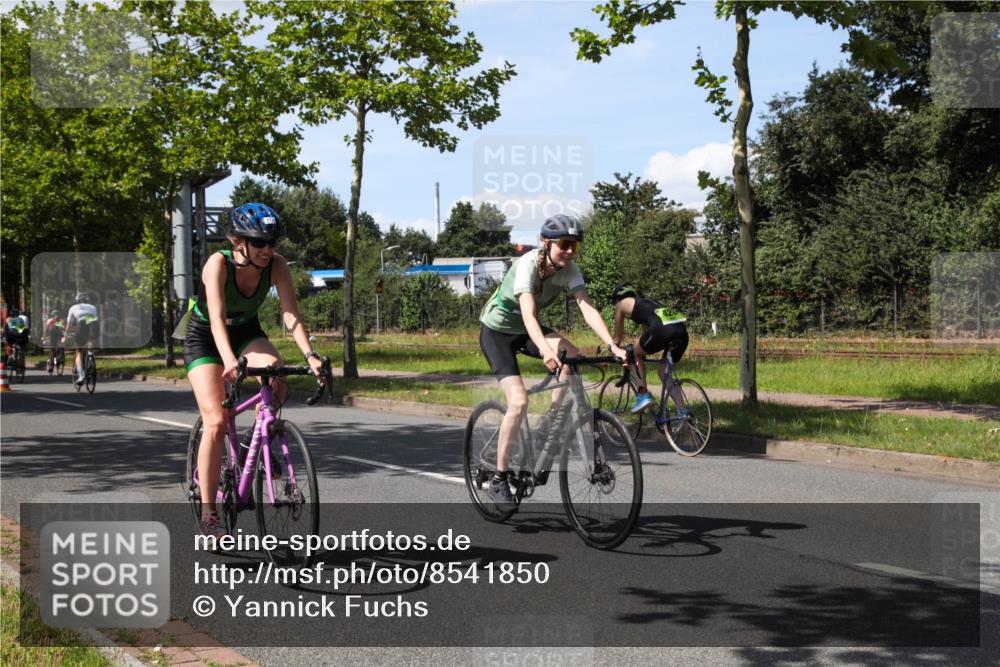 10.08.2025 - GEWOBA Citytriathlon Bremen Yannick Fuchs http://msf.ph/oto/8541850 10.08.2025 14:30:24 Radfahren 8, 33, 66, 148, 149, 329, 338, 347, 361, 374, 400, 402, 410, 429, 461, 492 meine-sportfotos.de