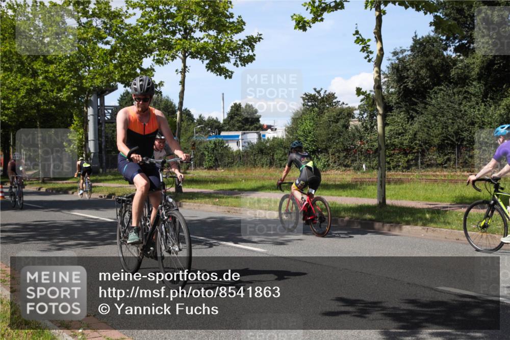 10.08.2025 - GEWOBA Citytriathlon Bremen Yannick Fuchs http://msf.ph/oto/8541863 10.08.2025 14:30:26 Radfahren 8, 33, 66, 148, 149, 328, 329, 338, 345, 347, 361, 374, 381, 400, 402, 410, 461, 492 meine-sportfotos.de