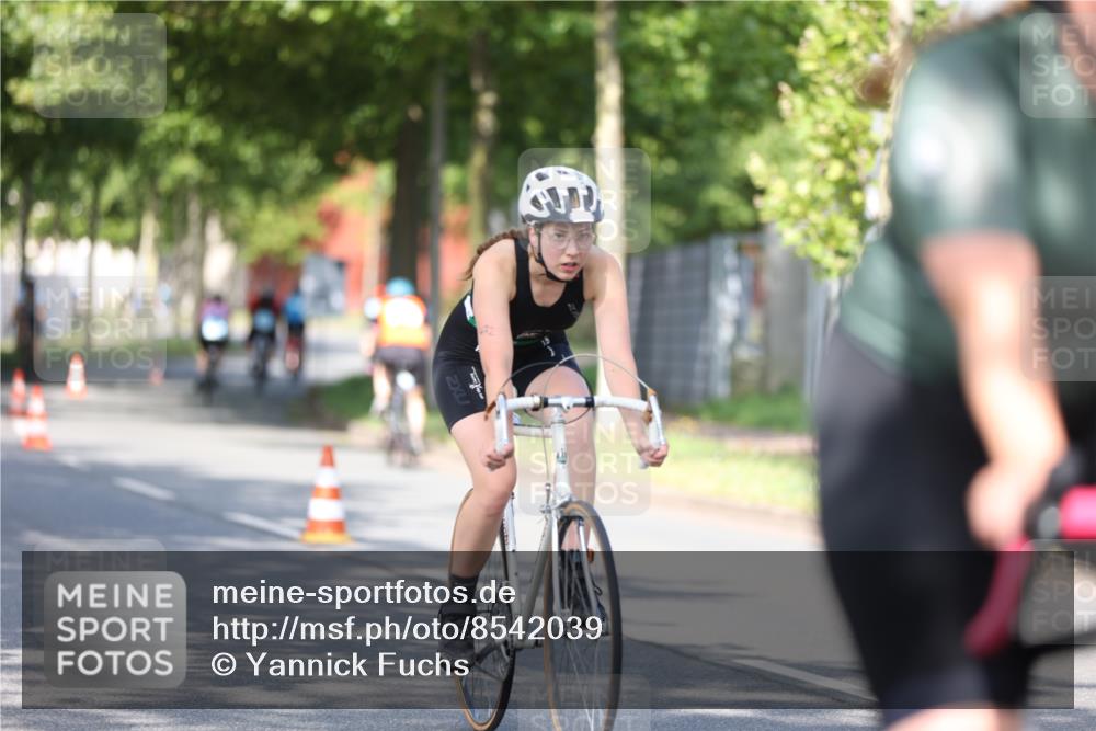 10.08.2025 - GEWOBA Citytriathlon Bremen Yannick Fuchs http://msf.ph/oto/8542039 10.08.2025 10:39:10 Radfahren 35, 107, 111, 113, 165, 215, 417, 472, 481, 498, 499 meine-sportfotos.de