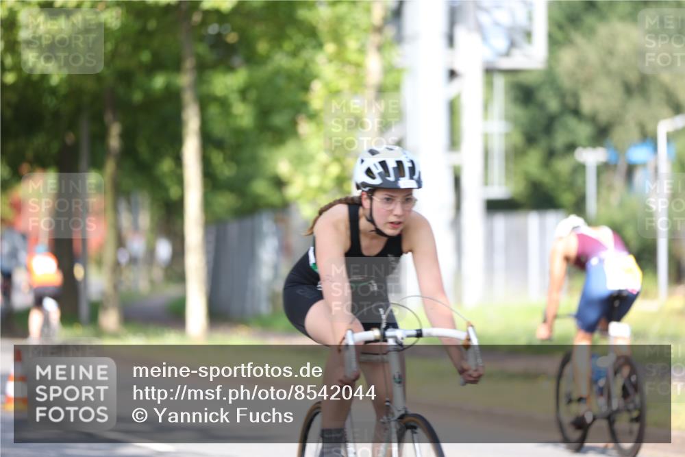 10.08.2025 - GEWOBA Citytriathlon Bremen Yannick Fuchs http://msf.ph/oto/8542044 10.08.2025 10:39:11 Radfahren 35, 107, 111, 113, 165, 215, 417, 472, 481, 498, 499 meine-sportfotos.de