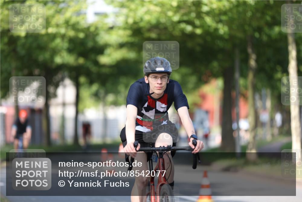 10.08.2025 - GEWOBA Citytriathlon Bremen Yannick Fuchs http://msf.ph/oto/8542077 10.08.2025 10:39:48 Radfahren 55, 57, 59, 77, 87, 95, 143, 193, 201, 209, 221, 374, 398, 435, 436, 496 meine-sportfotos.de