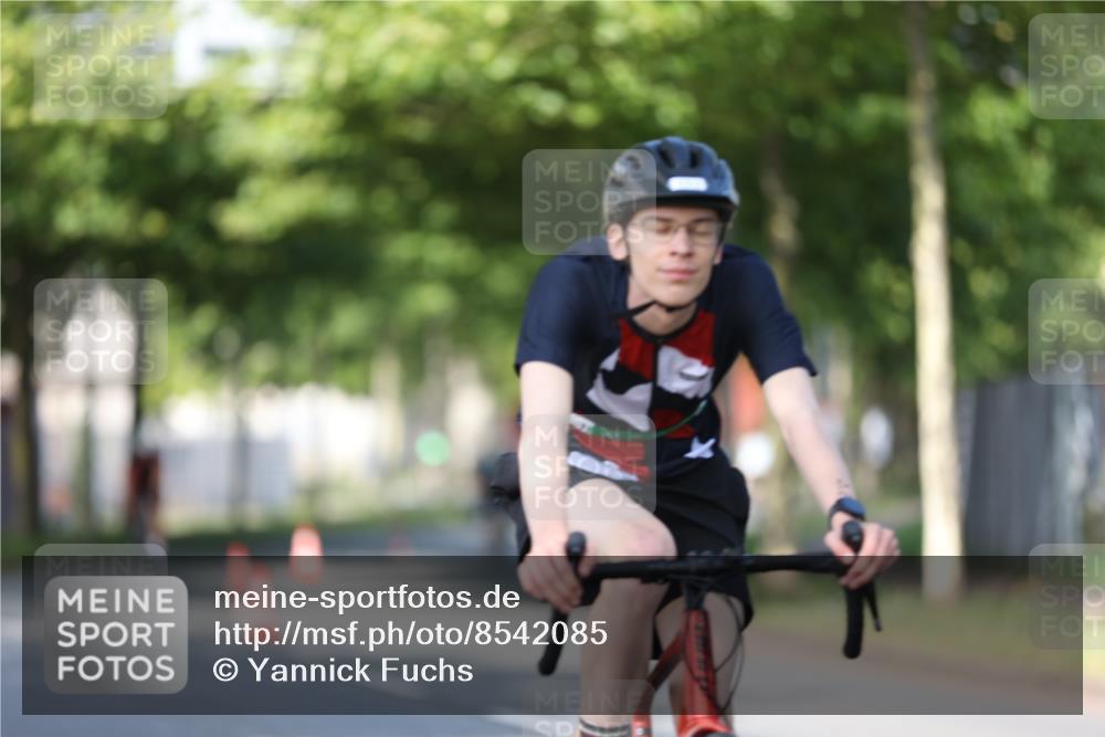 10.08.2025 - GEWOBA Citytriathlon Bremen Yannick Fuchs http://msf.ph/oto/8542085 10.08.2025 10:39:48 Radfahren 55, 57, 59, 77, 87, 95, 143, 193, 201, 209, 221, 374, 398, 435, 436, 496 meine-sportfotos.de