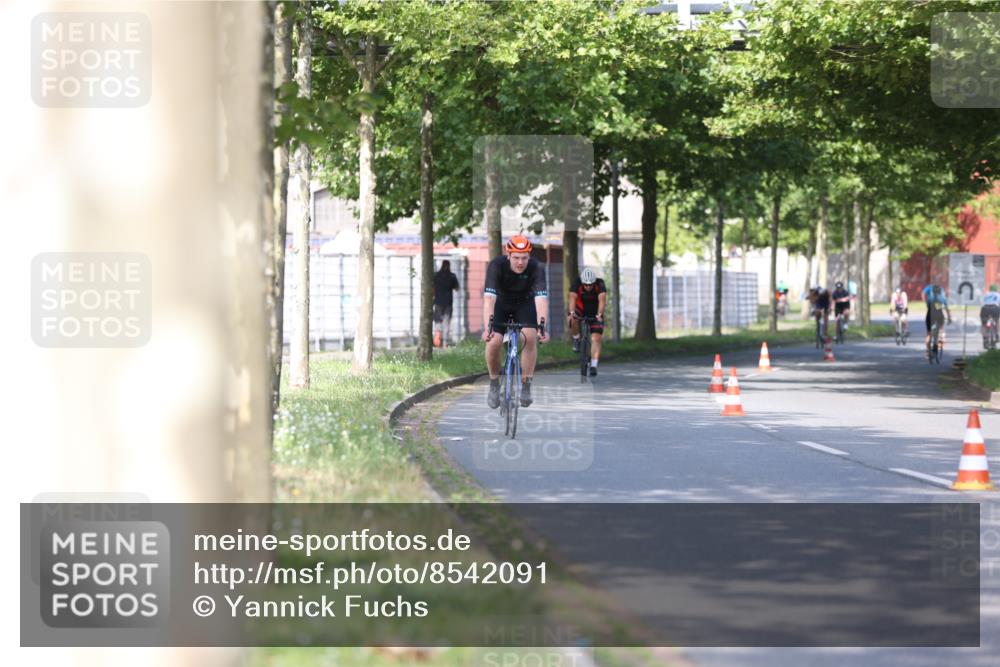 10.08.2025 - GEWOBA Citytriathlon Bremen Yannick Fuchs http://msf.ph/oto/8542091 10.08.2025 10:39:50 Radfahren 55, 57, 59, 77, 87, 143, 193, 201, 209, 221, 374, 398, 496 meine-sportfotos.de
