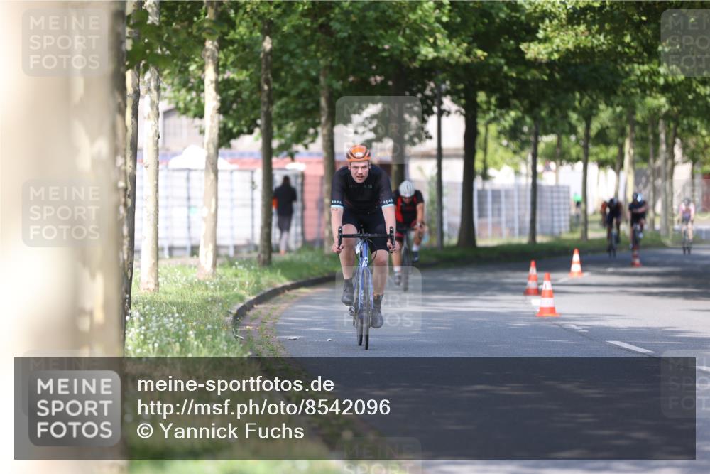 10.08.2025 - GEWOBA Citytriathlon Bremen Yannick Fuchs http://msf.ph/oto/8542096 10.08.2025 10:39:50 Radfahren 55, 57, 59, 77, 87, 143, 193, 201, 209, 221, 374, 398, 496 meine-sportfotos.de