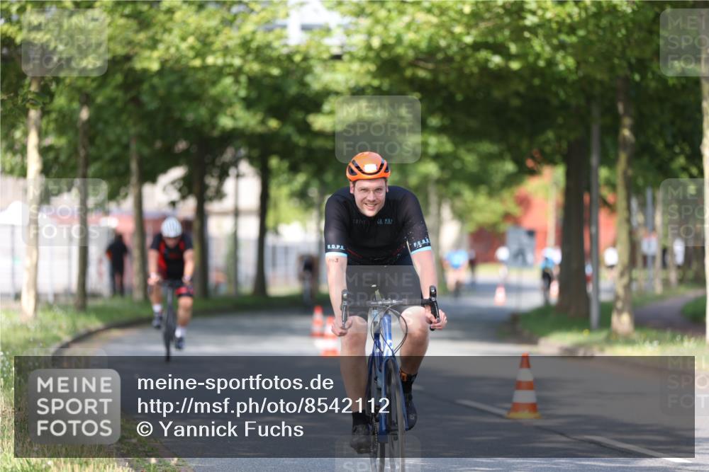 10.08.2025 - GEWOBA Citytriathlon Bremen Yannick Fuchs http://msf.ph/oto/8542112 10.08.2025 10:39:52 Radfahren 55, 57, 59, 77, 143, 193, 201, 209, 398, 496 meine-sportfotos.de