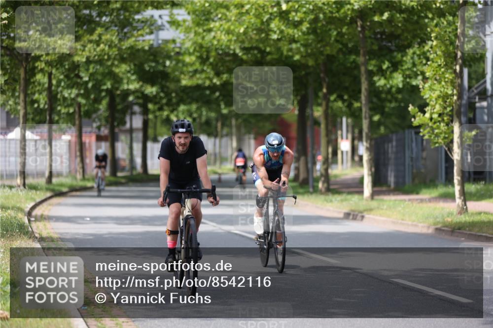10.08.2025 - GEWOBA Citytriathlon Bremen Yannick Fuchs http://msf.ph/oto/8542116 10.08.2025 12:47:26 Radfahren 573, 645, 654, 675, 732, 751, 753, 792, 875, 981, 1013 meine-sportfotos.de