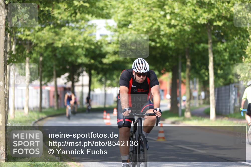 10.08.2025 - GEWOBA Citytriathlon Bremen Yannick Fuchs http://msf.ph/oto/8542136 10.08.2025 10:39:55 Radfahren 55, 57, 77, 79, 91, 143, 193, 201, 398, 496 meine-sportfotos.de