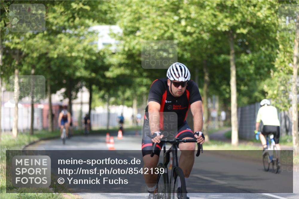 10.08.2025 - GEWOBA Citytriathlon Bremen Yannick Fuchs http://msf.ph/oto/8542139 10.08.2025 10:39:55 Radfahren 55, 57, 77, 79, 91, 143, 193, 201, 398, 496 meine-sportfotos.de