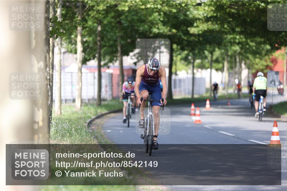 10.08.2025 - GEWOBA Citytriathlon Bremen Yannick Fuchs http://msf.ph/oto/8542149 10.08.2025 10:39:58 Radfahren 55, 57, 61, 77, 79, 91, 143, 193, 227, 398, 496 meine-sportfotos.de