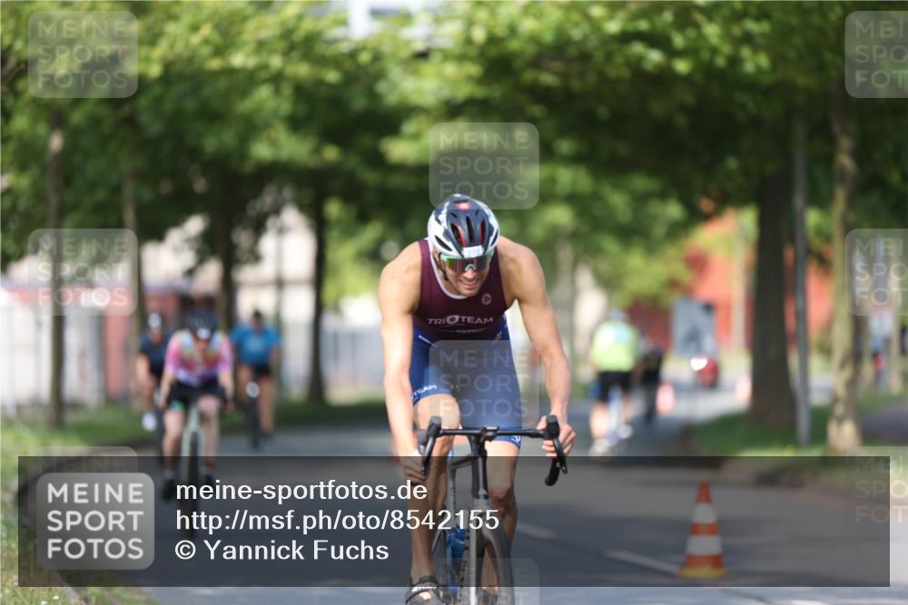 10.08.2025 - GEWOBA Citytriathlon Bremen Yannick Fuchs http://msf.ph/oto/8542155 10.08.2025 10:39:58 Radfahren 55, 57, 61, 77, 79, 91, 143, 193, 227, 398, 496 meine-sportfotos.de