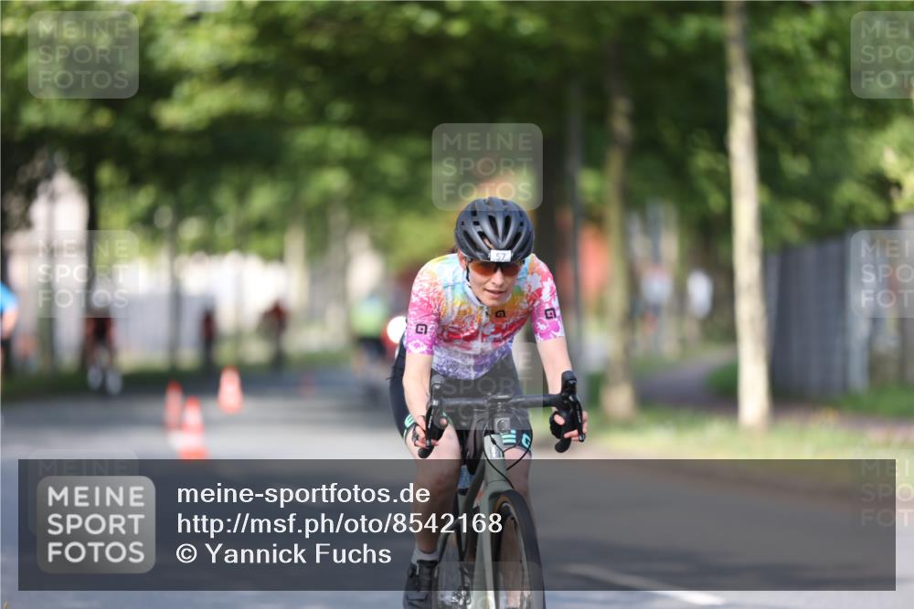 10.08.2025 - GEWOBA Citytriathlon Bremen Yannick Fuchs http://msf.ph/oto/8542168 10.08.2025 10:40:00 Radfahren 55, 57, 61, 77, 79, 91, 143, 197, 227, 398, 496 meine-sportfotos.de