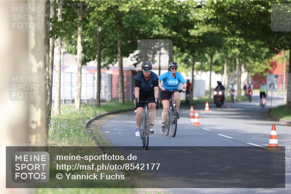 10.08.2025 - GEWOBA Citytriathlon Bremen Yannick Fuchs http://msf.ph/oto/8542177 10.08.2025 10:40:02 Radfahren 55, 57, 61, 77, 79, 91, 143, 197, 227, 398, 496 meine-sportfotos.de
